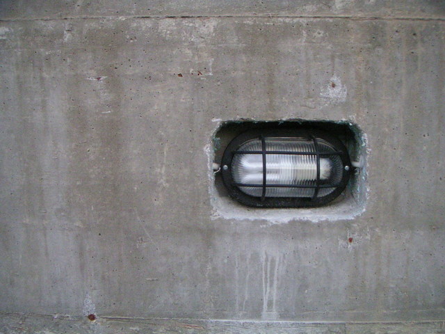 světlo v betonové zdi.jpg